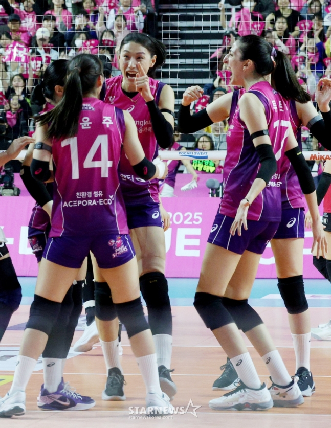 김연경(왼쪽에서 3번째)이 득점 후 동료들과 함께 기뻐하고 있다. /사진=김진경 대기자