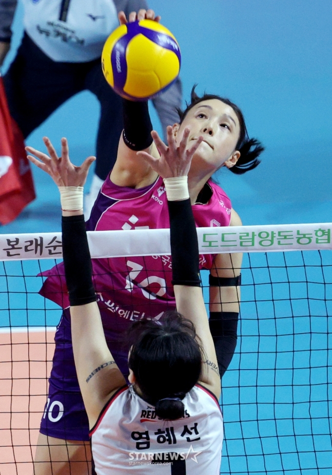 김연경(위)이 염혜선의 수비벽 위로 공격을 펼치고 있다. /사진=김진경 대기자