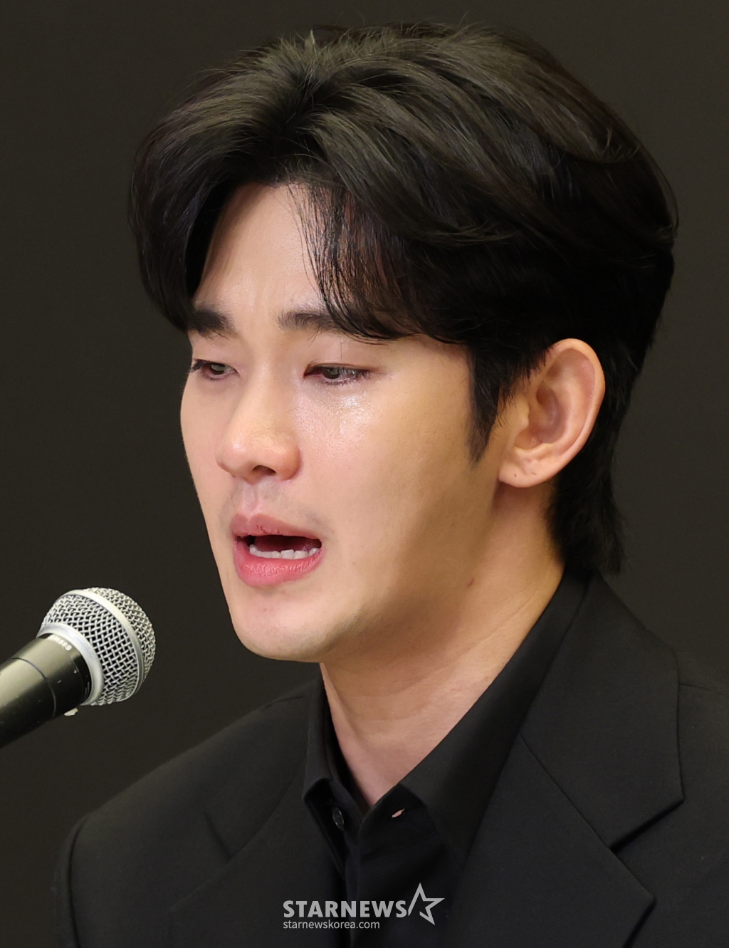 (서울=뉴스1) 권현진 기자 = 배우 김수현이 31일 오후 서울 마포구 스탠포트호텔에서 긴급 기자회견을 열고 고(故) 김새론이 미성년자일 때부터 교제했다는 의혹을 비롯한 각종 논란에 대해 입장을 밝히고 있다. 2025.3.31/뉴스1 Copyright © 뉴스1. All rights reserved. 무단 전재 및 재배포, AI학습 이용 금지. /사진=(서울=뉴스1) 권현진 기자
