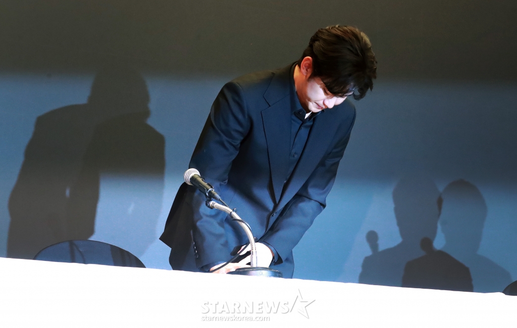 배우 김수현이 31일 오후 서울 마포구 상암동 스탠포드호텔에서 진행된 기자회견에서 최근 불거진 사생활 논란에 대해 밝히고 있다. /2025.03.31 /사진=이동훈 photoguy@