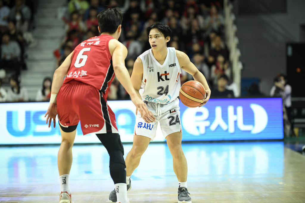 경기에 집중하는 조엘 카굴랑안(가운데). /사진=KBL 제공