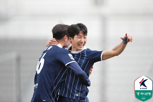 백지웅과 박창환(오른쪽). /사진=한국프로축구연맹 제공