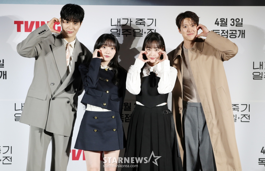 배우 정건주, 오우리, 김민하, 공명이 1일 오전 서울 CGV 용산아이파크몰에서 열린 티빙 오리지널 시리즈 '내가 죽기 일주일 전' 제작발표회에 참석해 포즈를 취하고 있다. '내가 죽기 일주일 전'은 세상을 등지고 청춘을 흘려보내던 '희완(김민하 분)' 앞에 첫사랑 '람우(공명 분)'가 저승사자가 되어 나타나며 벌어지는 청춘 판타지 로맨스로 오는 3일 낮 12시 첫 공개된다. /사진=김휘선 hwijpg@