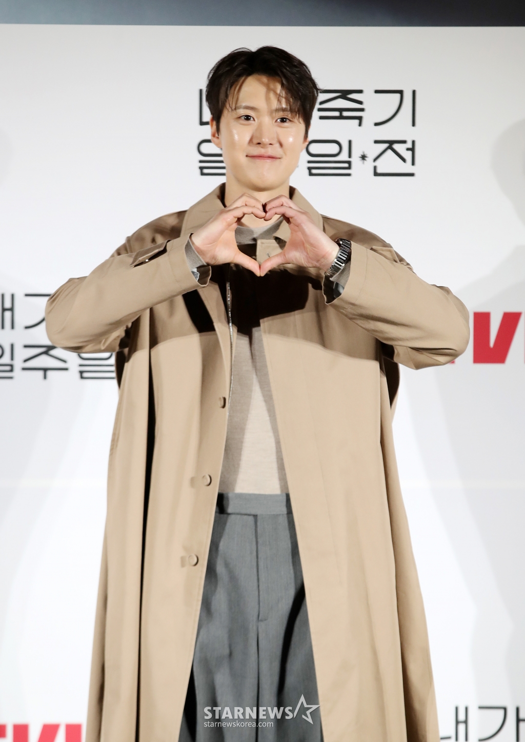 배우 공명이 1일 오전 서울 CGV 용산아이파크몰에서 열린 티빙 오리지널 시리즈 '내가 죽기 일주일 전' 제작발표회에 참석해 포즈를 취하고 있다. '내가 죽기 일주일 전'은 세상을 등지고 청춘을 흘려보내던 '희완(김민하 분)' 앞에 첫사랑 '람우(공명 분)'가 저승사자가 되어 나타나며 벌어지는 청춘 판타지 로맨스로 오는 3일 낮 12시 첫 공개된다. /사진=김휘선 hwijpg@