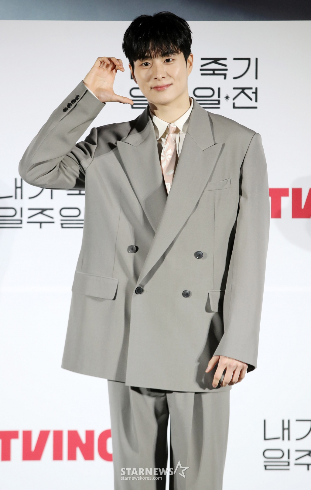 배우 정건주가 1일 오전 서울 CGV 용산아이파크몰에서 열린 티빙 오리지널 시리즈 '내가 죽기 일주일 전' 제작발표회에 참석해 포즈를 취하고 있다. '내가 죽기 일주일 전'은 세상을 등지고 청춘을 흘려보내던 '희완(김민하 분)' 앞에 첫사랑 '람우(공명 분)'가 저승사자가 되어 나타나며 벌어지는 청춘 판타지 로맨스로 오는 3일 낮 12시 첫 공개된다. /사진=김휘선 hwijpg@
