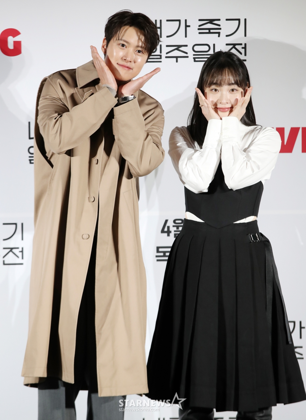 배우 공명, 김민하가 1일 오전 서울 CGV 용산아이파크몰에서 열린 티빙 오리지널 시리즈 '내가 죽기 일주일 전' 제작발표회에 참석해 포즈를 취하고 있다. '내가 죽기 일주일 전'은 세상을 등지고 청춘을 흘려보내던 '희완(김민하 분)' 앞에 첫사랑 '람우(공명 분)'가 저승사자가 되어 나타나며 벌어지는 청춘 판타지 로맨스로 오는 3일 낮 12시 첫 공개된다. /사진=김휘선 hwijpg@