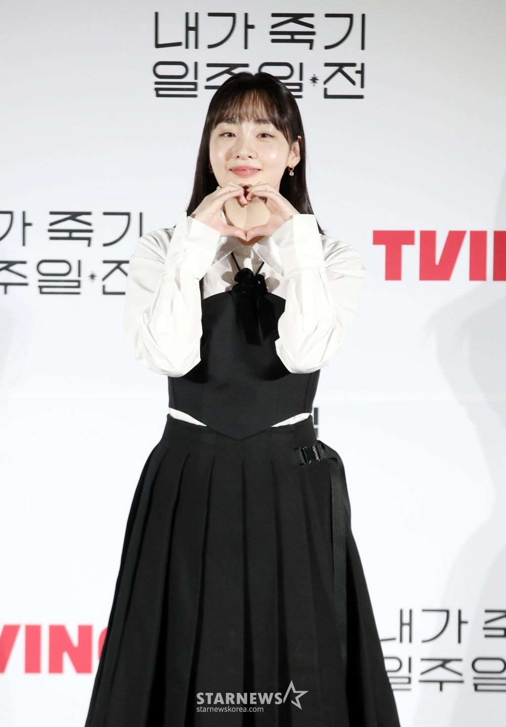 배우 김민하가 1일 오전 서울 CGV 용산아이파크몰에서 열린 티빙 오리지널 시리즈 '내가 죽기 일주일 전' 제작발표회에 참석해 포즈를 취하고 있다. '내가 죽기 일주일 전'은 세상을 등지고 청춘을 흘려보내던 '희완(김민하 분)' 앞에 첫사랑 '람우(공명 분)'가 저승사자가 되어 나타나며 벌어지는 청춘 판타지 로맨스로 오는 3일 낮 12시 첫 공개된다. /사진=김휘선 hwijpg@