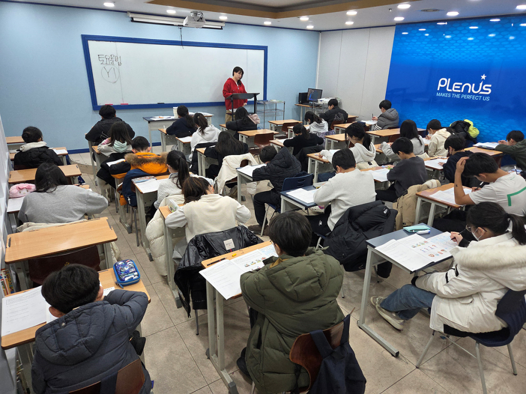 플래너스어학원에서 학생들이 토셀 시험을 응시하고 있다.