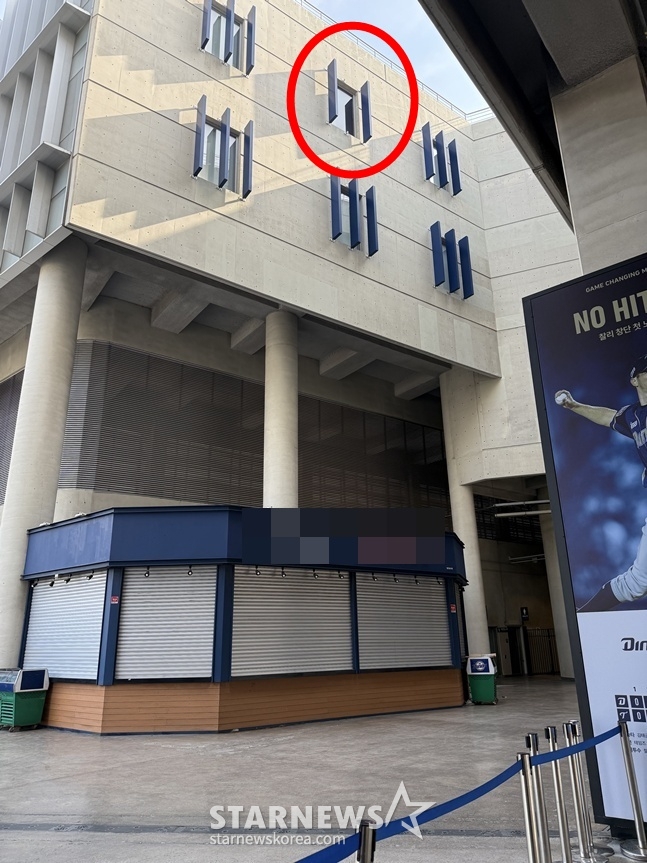 지난 29일 오후 5시 17분쯤 경남 창원시 마산회원구 양덕동 창원NC파크에서 철제 구조물이 추락해 관람객을 덮쳤다. 사진은 사고 현장 모습. 위 가운데 창문(빨간 원) 외벽에 설치된 루버 3개 중 한 개가 떨어져 사라진 상태다./사진=양정웅 기자