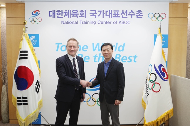 파비엥 카뉘(왼쪽) INSEP 총장과 김택수 선수촌장 . /사진=대한체육회