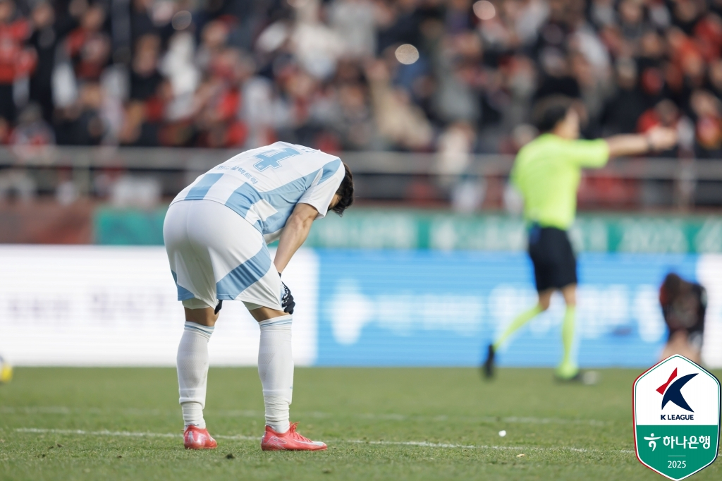지난 라운드 포항 스틸러스전이 끝난 뒤 손을 무릎에 짚고 있는 윤종규. /사진=한국프로축구연맹 제공