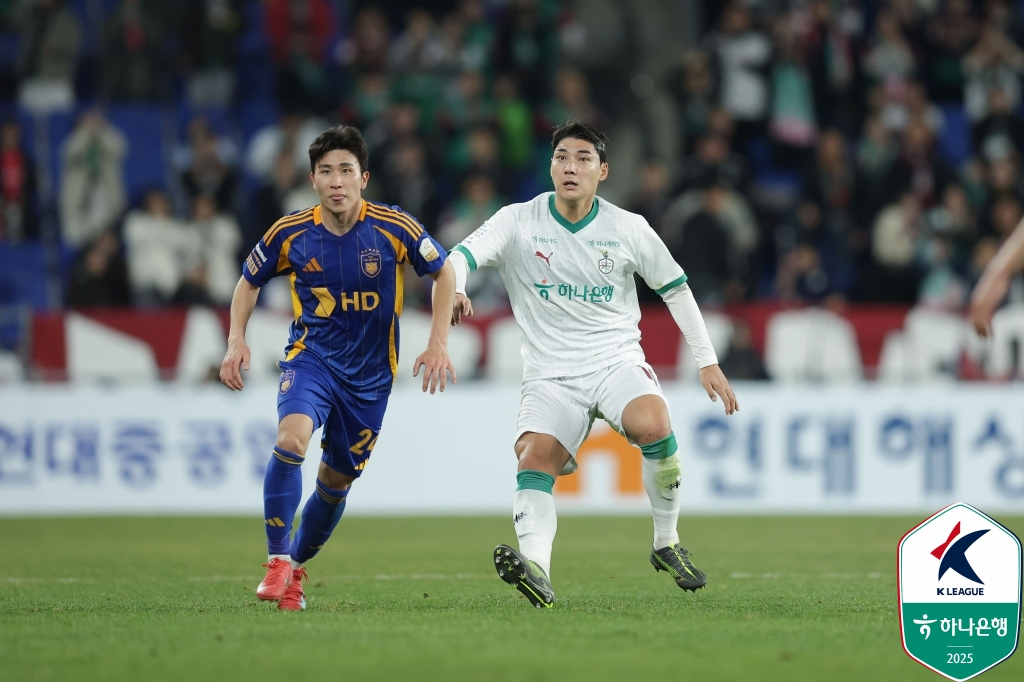 주민규(오른쪽)가 윤종규와 공을 바라보고 있다. /사진=한국프로축구연맹 제공