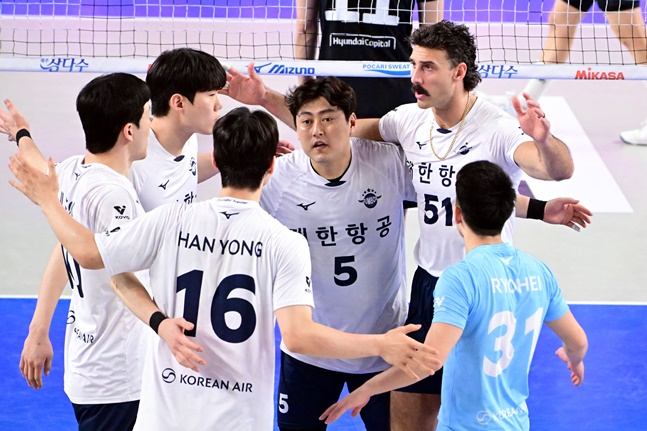 경기 도중 서로를 독려하는 대한항공 선수들. /사진=KOVO 제공