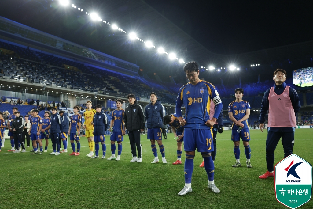 경기가 끝난 뒤 주장 김영권(앞)이 팬들 앞에서 고개를 숙이고 있다. /사진=한국프로축구연맹 제공