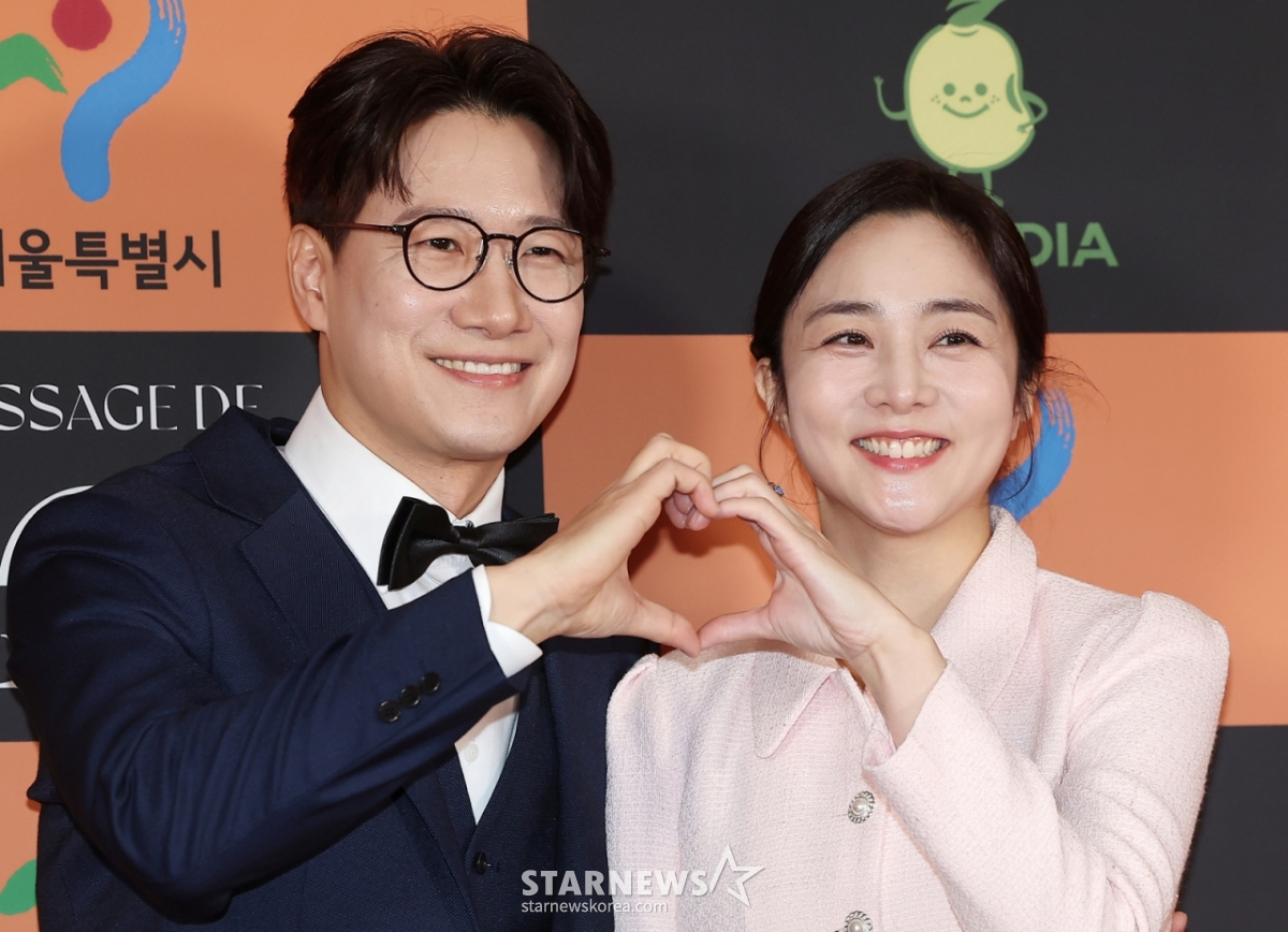 (서울=뉴스1) 김진환 기자 = 아나운서 조우종·정다은 부부가 5일 오후 서울 중구 소공동 롯데호텔 크리스탈볼륨에서 열린 2024 서울국제영화대상 시상식 레드카펫에 참석해 포즈를 취하고 있다. 2024.12.5/뉴스1 Copyright (C) 뉴스1. All rights reserved. 무단 전재 및 재배포, AI학습 이용 금지. /사진=(서울=뉴스1) 김진환 기자