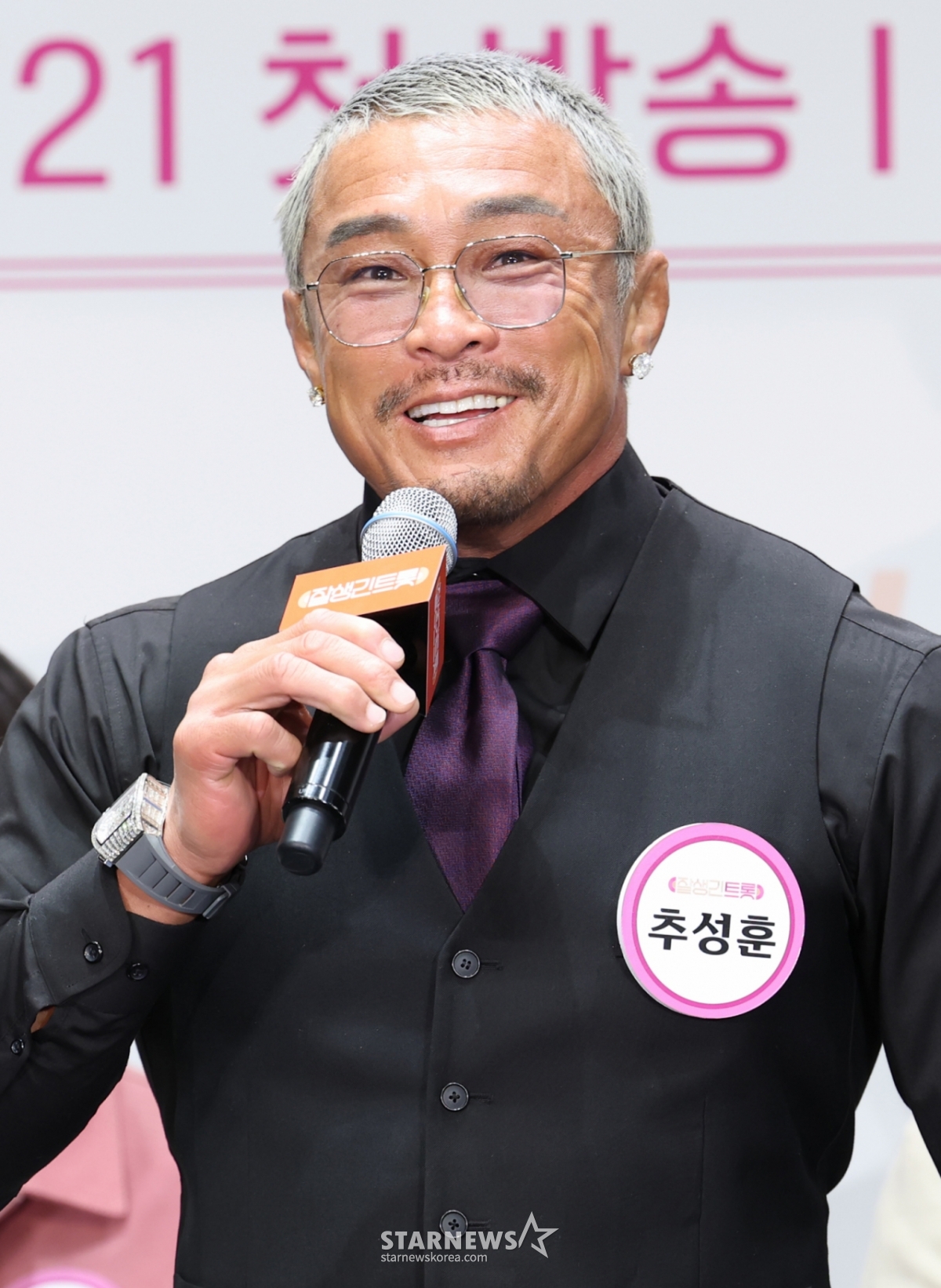 (서울=뉴스1) 권현진 기자 = 격투기 선수 추성훈이 4일 서울 영등포구 라마다 서울 신도림에서 열린 tvN STORY 예능 ‘잘생긴 트롯’ 제작발표회에 참석해 인사말을 하고 있다. ‘잘생긴 트롯’(연출 황다원, 작가 정수정)은 연예계 대표 12명의 남자 스타들이 트롯에 진정성을 가지고 도전하는 신(新) 음악 예능이다. 2025.2.4/뉴스1 Copyright (C) 뉴스1. All rights reserved. 무단 전재 및 재배포, AI학습 이용 금지. /사진=(서울=뉴스1) 권현진 기자