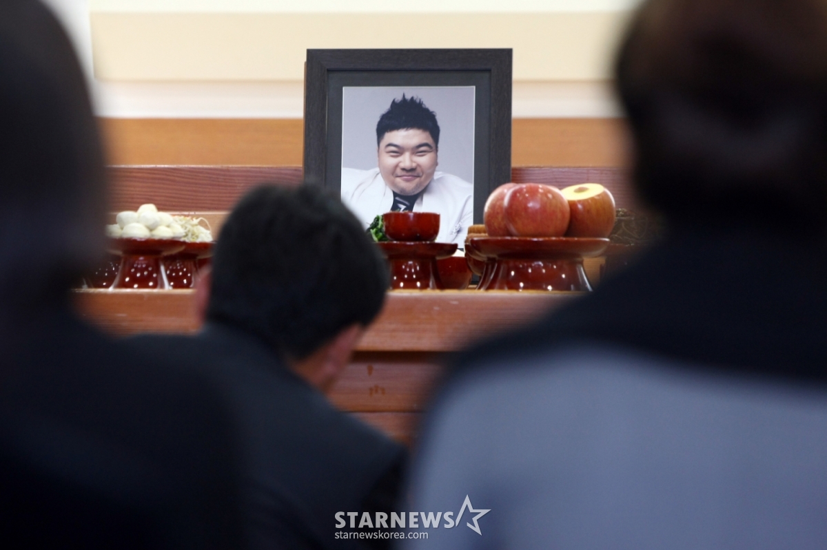 혼성 3인조 그룹 거북이의 리더였던 '터틀맨' 고(故) 임성훈의 1주기 추모식이 2일 오전 경기 안성 유토피아 추모관에서 열렸다. /사진=임성균 기자 tjdrbs23@