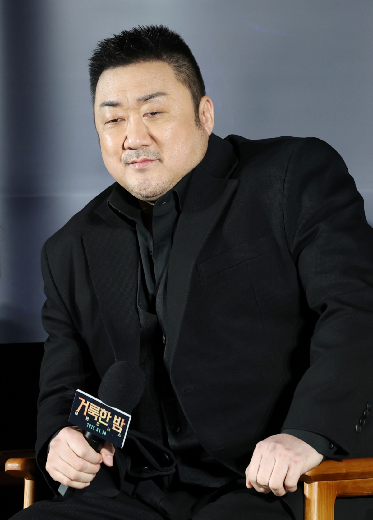 (서울=뉴스1) 권현진 기자 = 배우 마동석이 2일 서울 광진구 롯데시네마 건대입구에서 열린 영화 '거룩한 밤: 데몬 헌터스’(감독 임대희) 제작보고회에 참석하고 있다. '거룩한 밤: 데몬 헌터스'는 악을 숭배하는 집단에 의해 혼란에 빠진 도시, 특별한 능력을 가진 어둠의 해결사 ‘거룩한 밤’ 팀 바우(마동석 분), 샤론(서현 분), 김군(이다윗 준)이 악의 무리를 처단하는 오컬트 액션 영화다. 2025.4.2/뉴스1 Copyright (C) 뉴스1. All rights reserved. 무단 전재 및 재배포, AI학습 이용 금지. /사진=(서울=뉴스1) 권현진 기자
