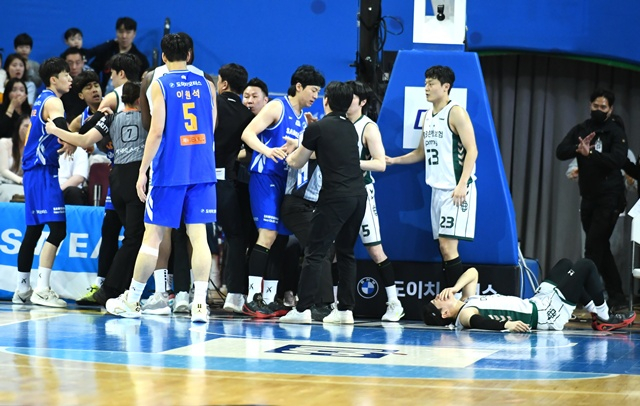 서울 삼성, 원주 DB 선수단이 충돌하고 있다. /사진=KBL 제공