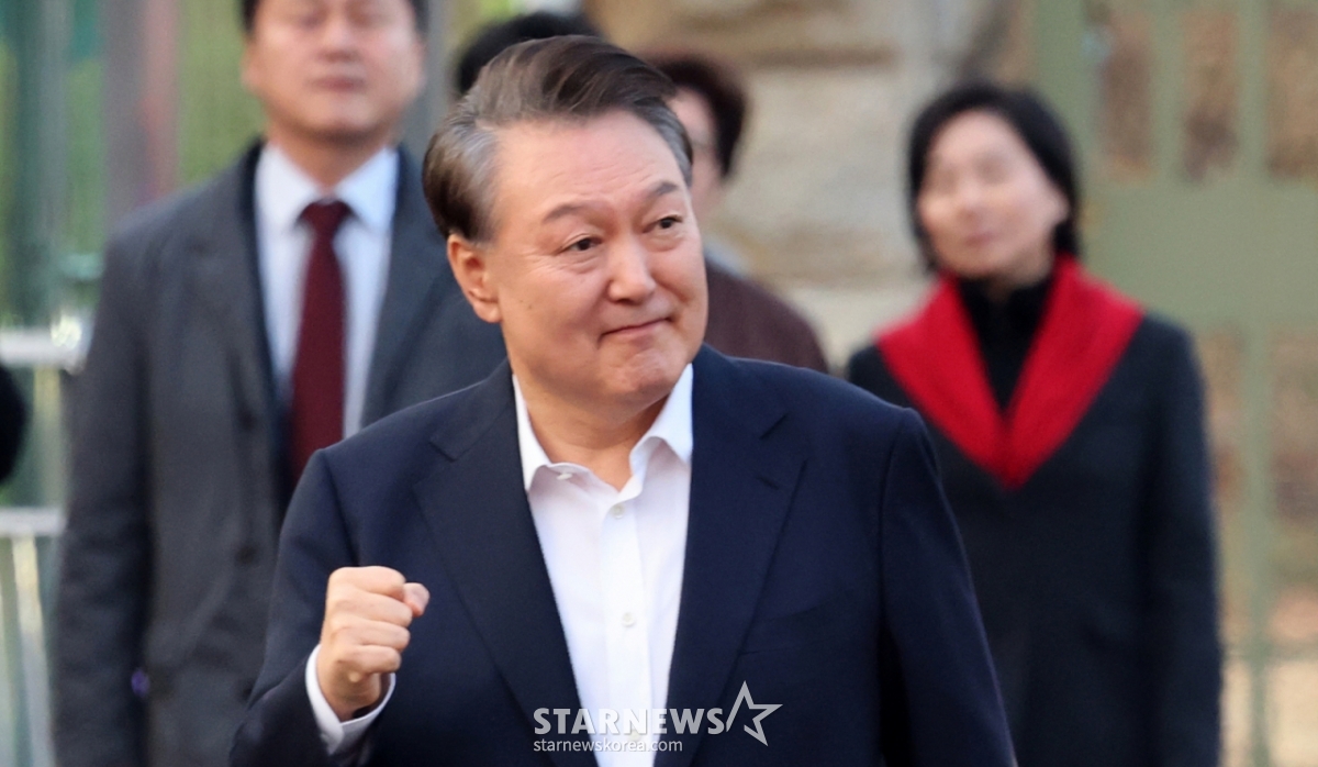 (의왕=뉴스1) 오대일 기자 = 법원의 구속취소 청구 인용으로 석방된 윤석열 대통령이 8일 오후 경기 의왕시 서울구치소를 빠져나오며 지지자들에게 인사하고 있다. 윤 대통령은 내란 우두머리 혐의로 지난 1월 26일 구속기소 된 지 41일 만, 1월 15일 체포된 후 52일 만에 자유의 몸이 됐다. 2025.3.8/뉴스1 Copyright (C) 뉴스1. All rights reserved. 무단 전재 및 재배포, AI학습 이용 금지. /사진=(의왕=뉴스1) 오대일 기자