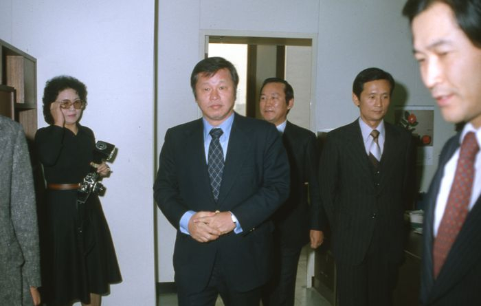 1980년 12월 최종현 SK선대회장이 유공(현 SK이노베이션)인수 후 첫 출근해 사무실에서 직원들과 인사를 나누고 있다.