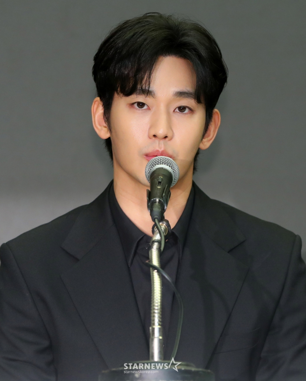 [서울=뉴시스] 김혜진 기자 = 배우 김수현이 31일 오후 서울 마포구 스탠포드호텔에서 기자회견을 열고 자신을 둘러싼 의혹에 대해 입장을 밝히고 있다. 2025.03.31. jini@newsis.com /사진=김혜진