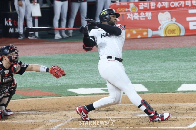 로하스의 홈런 타격 장면. /사진=김진경 대기자