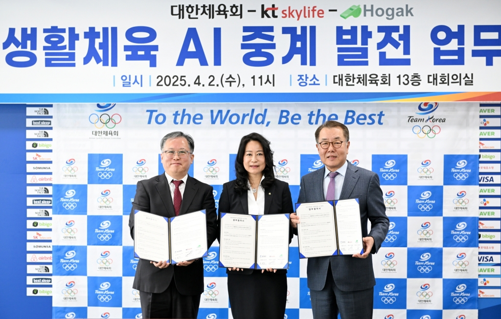 생활체육 AI 중계 발전을 위한 업무 협약식 모습. (왼쪽부터) 전영생 호각 대표, 김나미 대한체육회 사무총장, 김영범 KT 스카이라이프 대표이사. /사진=대한체육회 제공