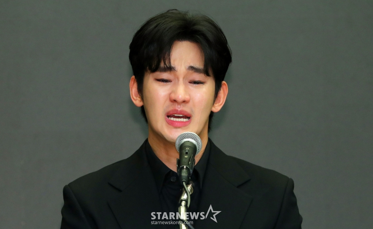 [서울=뉴시스] 김혜진 기자 = 배우 김수현이 31일 오후 서울 마포구 스탠포드호텔에서 기자회견을 열고 자신을 둘러싼 의혹에 대해 입장을 밝히고 있다. 2025.03.31. jini@newsis.com /사진=김혜진
