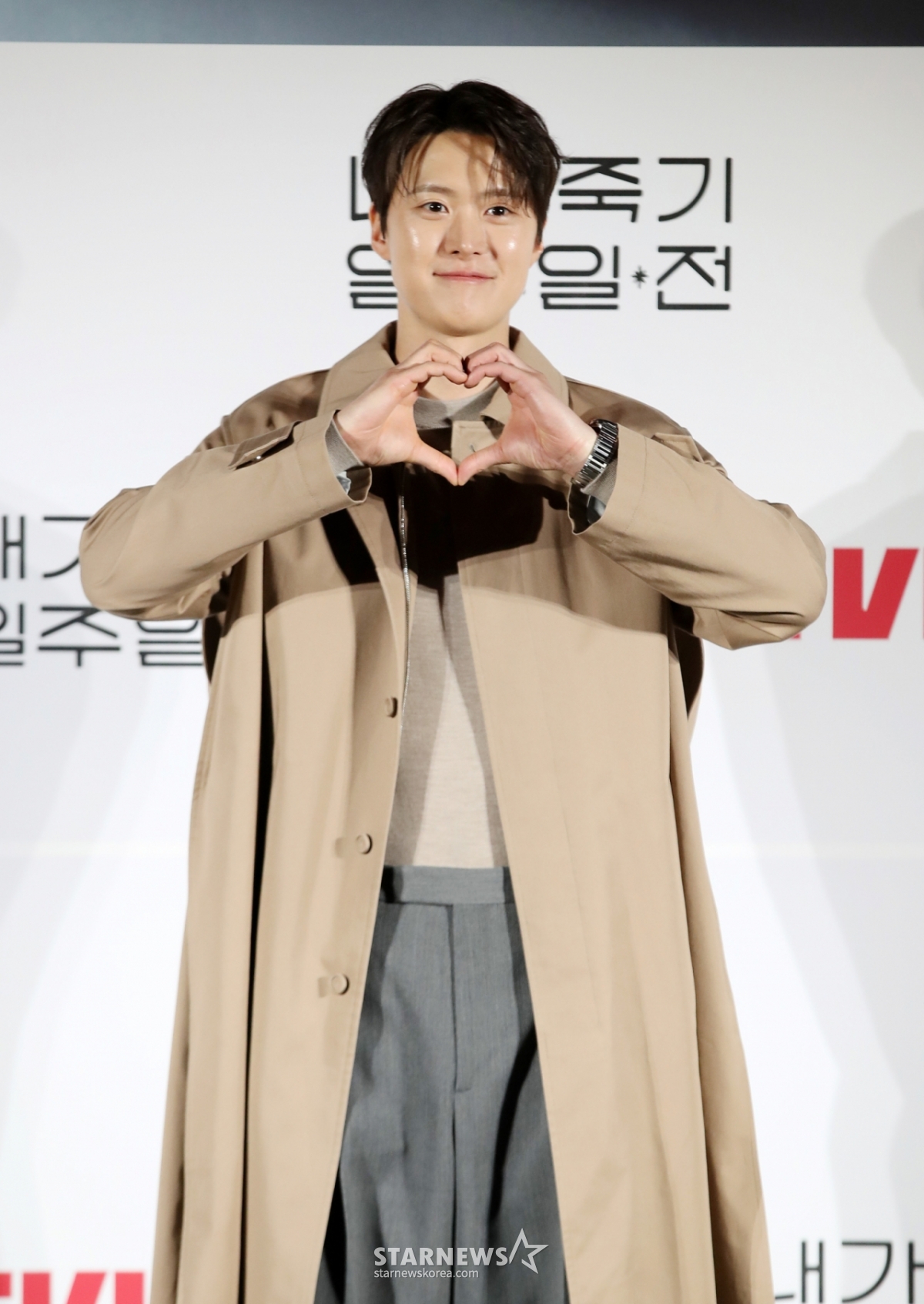 배우 공명이 1일 오전 서울 CGV 용산아이파크몰에서 열린 티빙 오리지널 시리즈 '내가 죽기 일주일 전' 제작발표회에 참석해 포즈를 취하고 있다. '내가 죽기 일주일 전'은 세상을 등지고 청춘을 흘려보내던 '희완(김민하 분)' 앞에 첫사랑 '람우(공명 분)'가 저승사자가 되어 나타나며 벌어지는 청춘 판타지 로맨스로 오는 3일 낮 12시 첫 공개된다. /사진=김휘선 hwijpg@