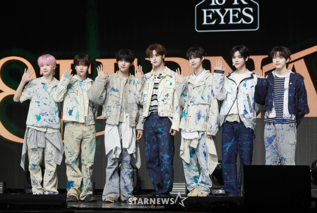7인조 다국적 보이그룹 클로즈 유어 아이즈(CLOSE YOUR EYES)가 2일 오후 서울 광진구 예스24라이브홀에서 진행된 데뷔 앨범 '이터널티' 발매기념 쇼케이스에서 포즈를 취하고 있다. /2025.04.02 /사진=이동훈 photoguy@