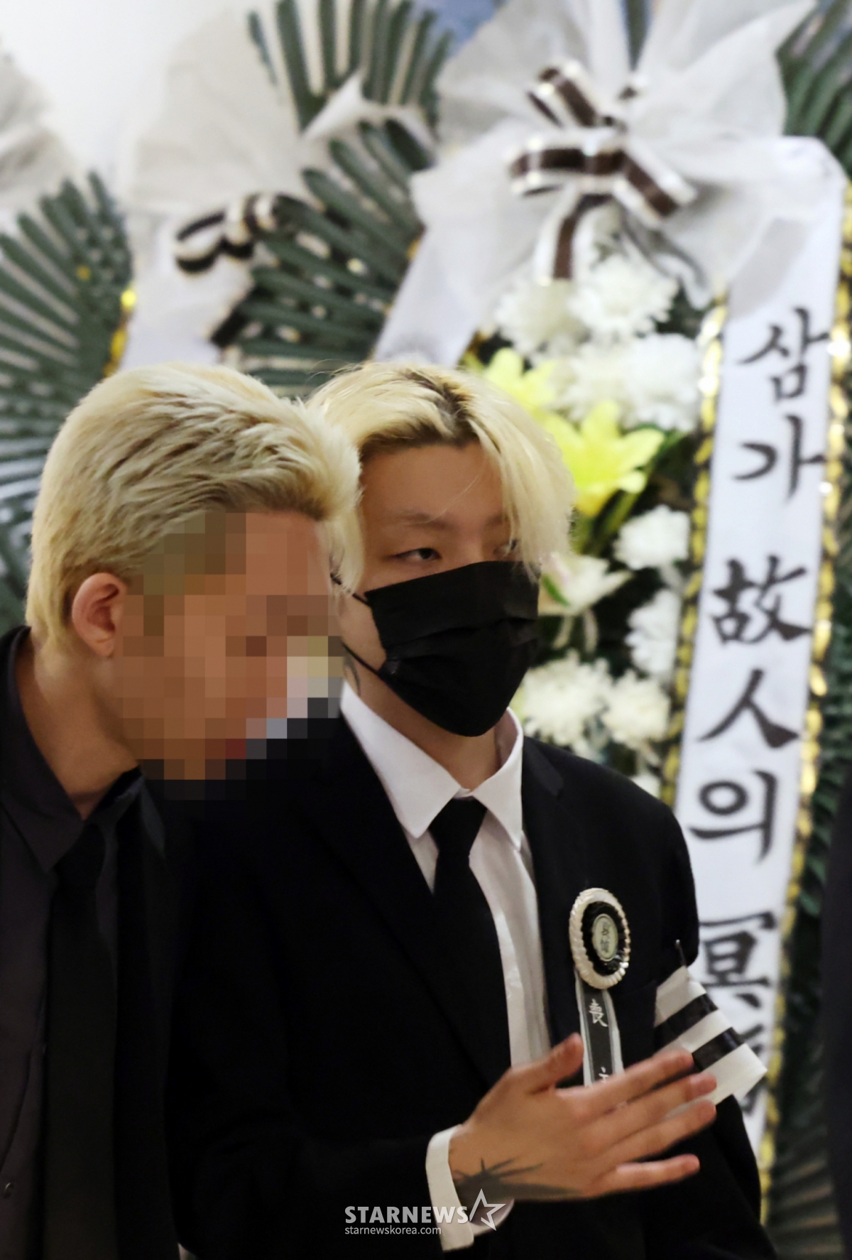 [부산=뉴시스] 하경민 기자 = 2일 부산 해운대구 해운대백병원 장례식장에 마련된 고(故) 장제원 전 국회의원의 빈소에서 고인의 아들 장용준(노엘)이 이동하고 있다. 2025.04.02. yulnetphoto@newsis.com /사진=하경민