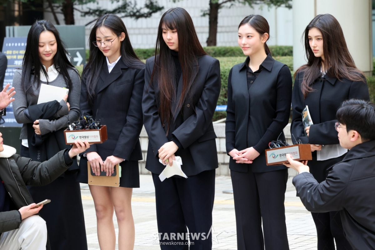 (서울=뉴스1) 황기선 기자 = 그룹 뉴진스(왼쪽부터 하니, 민지, 혜인, 해린, 다니엘)가 7일 서울 서초구 서울중앙지방법원에서 어도어 측이 멤버들을 상대로 제기한 ‘기획사 지위보전 및 광고계약 체결 등 금지’ 가처분 첫 심문기일을 마친 후 취재진 질문에 답하고 있다. 2025.3.7/뉴스1 Copyright (C) 뉴스1. All rights reserved. 무단 전재 및 재배포, AI학습 이용 금지. /사진=(서울=뉴스1) 황기선 기자