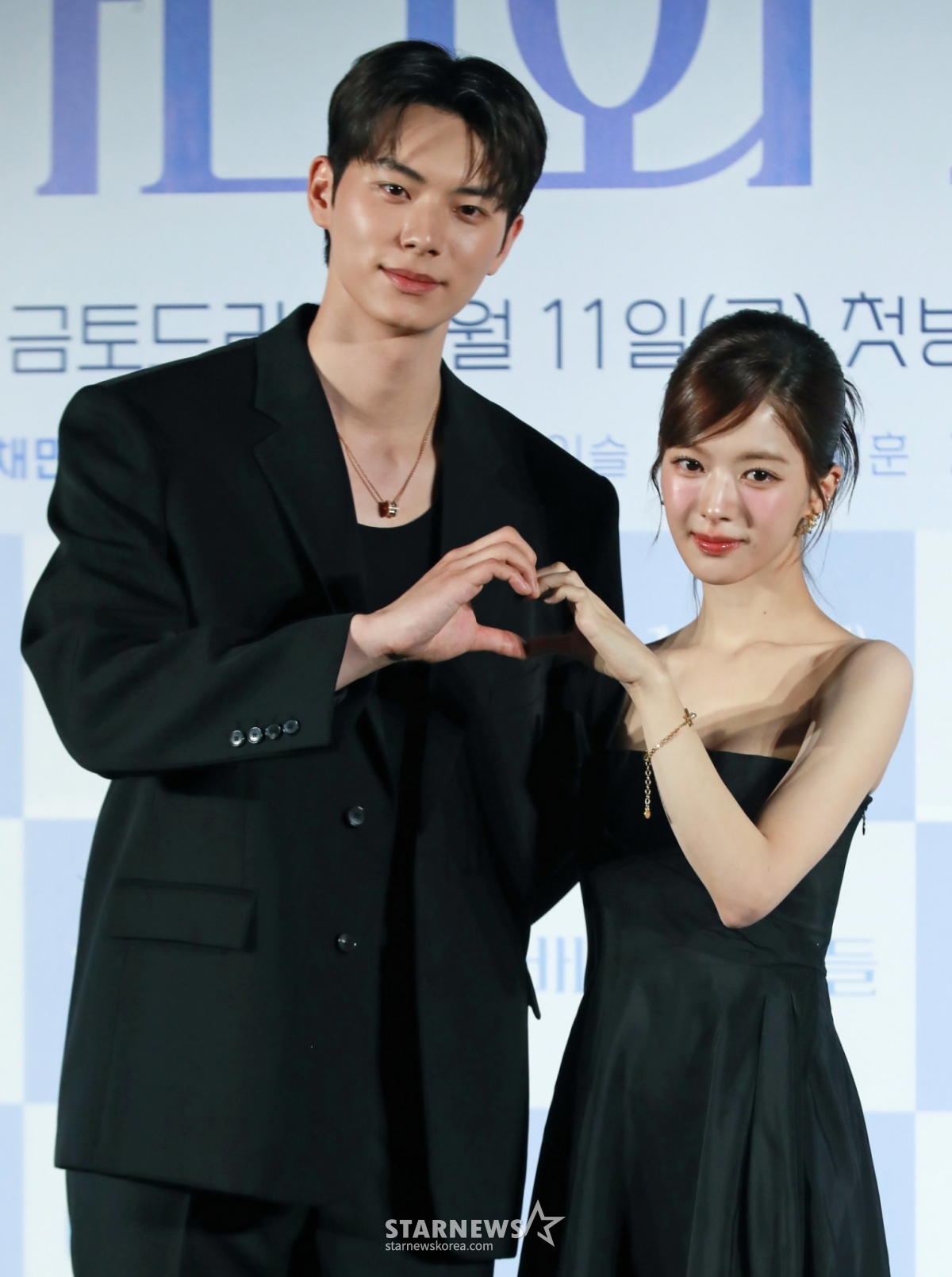 배우 이채민, 노정의가 3일 오후 서울 CGV용산아이파크몰에서 진행된 MBC 금토드라마 '바니와 오빠들' 제작발표회에 참석해 포즈를 취하고 있다. 흑역사로 남아버린 첫 연애 이후, 갑자기 다가온 매력적인 남자들과 엮이게 된 바니의 남친 찾기 로맨스 드라마 '바니와 오빠들'은 오는 11일 첫 방송된다. /2025.04.03 /사진=이동훈 photoguy@