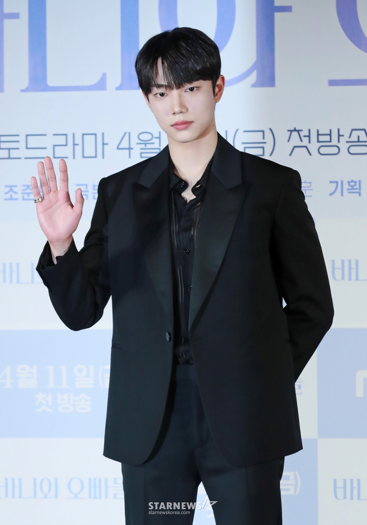 배우 조준영이 3일 오후 서울 CGV용산아이파크몰에서 진행된 MBC 금토드라마 '바니와 오빠들' 제작발표회에 참석해 포즈를 취하고 있다. 흑역사로 남아버린 첫 연애 이후, 갑자기 다가온 매력적인 남자들과 엮이게 된 바니의 남친 찾기 로맨스 드라마 '바니와 오빠들'은 오는 11일 첫 방송된다. /2025.04.03 /사진=이동훈 photoguy@