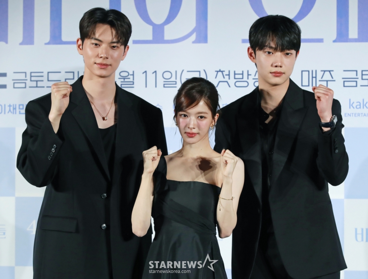 배우 이채민, 노정의, 조준영이 3일 오후 서울 CGV용산아이파크몰에서 진행된 MBC 금토드라마 '바니와 오빠들' 제작발표회에 참석해 포즈를 취하고 있다. 흑역사로 남아버린 첫 연애 이후, 갑자기 다가온 매력적인 남자들과 엮이게 된 바니의 남친 찾기 로맨스 드라마 '바니와 오빠들'은 오는 11일 첫 방송된다. /2025.04.03 /사진=이동훈 photoguy@