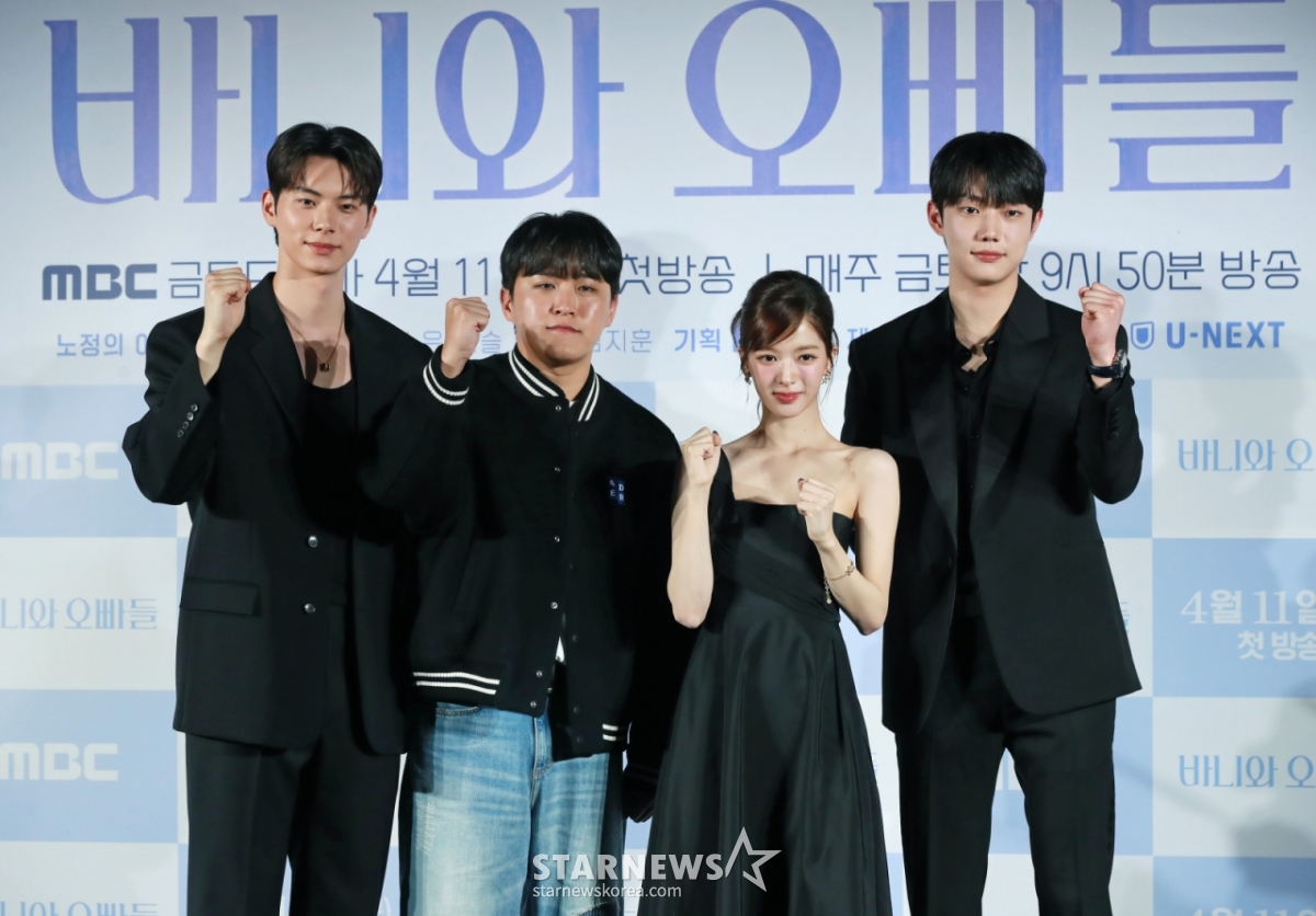 배우 이채민, 김지훈 PD, 배우 노정의, 조준영이 3일 오후 서울 CGV용산아이파크몰에서 진행된 MBC 금토드라마 '바니와 오빠들' 제작발표회에 참석해 포즈를 취하고 있다. 흑역사로 남아버린 첫 연애 이후, 갑자기 다가온 매력적인 남자들과 엮이게 된 바니의 남친 찾기 로맨스 드라마 '바니와 오빠들'은 오는 11일 첫 방송된다. /2025.04.03 /사진=이동훈 photoguy@