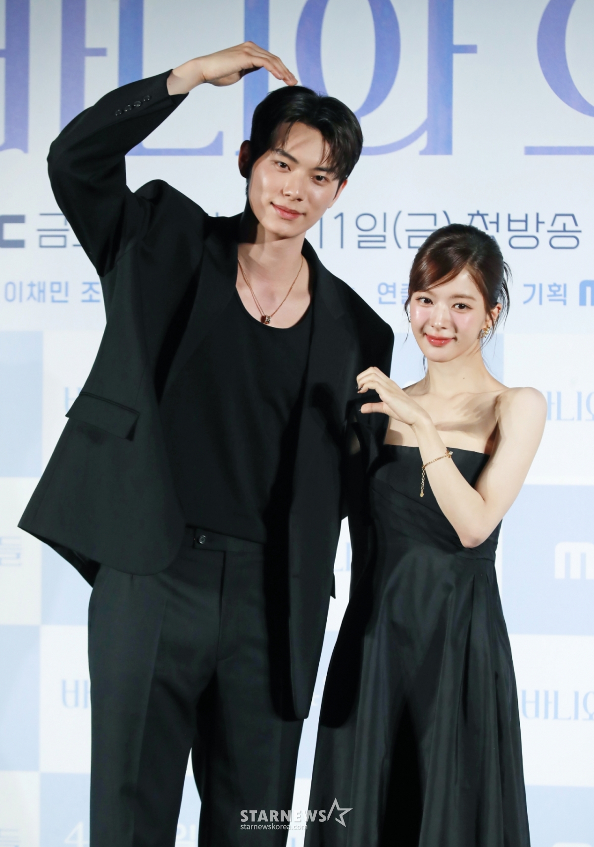 배우 이채민, 노정의가 3일 오후 서울 CGV용산아이파크몰에서 진행된 MBC 금토드라마 '바니와 오빠들' 제작발표회에 참석해 포즈를 취하고 있다. 흑역사로 남아버린 첫 연애 이후, 갑자기 다가온 매력적인 남자들과 엮이게 된 바니의 남친 찾기 로맨스 드라마 '바니와 오빠들'은 오는 11일 첫 방송된다. /2025.04.03 /사진=이동훈 photoguy@