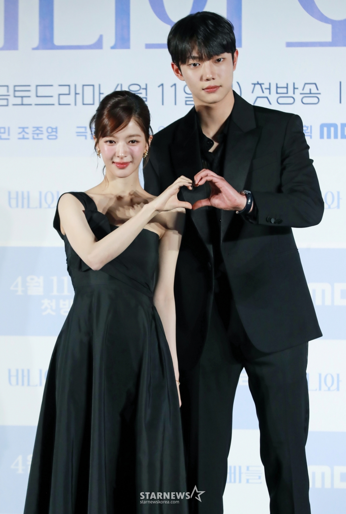 배우 노정의, 조준영이 3일 오후 서울 CGV용산아이파크몰에서 진행된 MBC 금토드라마 '바니와 오빠들' 제작발표회에 참석해 포즈를 취하고 있다. 흑역사로 남아버린 첫 연애 이후, 갑자기 다가온 매력적인 남자들과 엮이게 된 바니의 남친 찾기 로맨스 드라마 '바니와 오빠들'은 오는 11일 첫 방송된다. /2025.04.03 /사진=이동훈 photoguy@