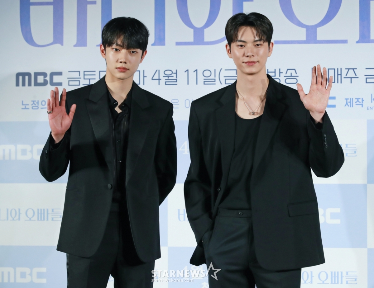 배우 조준영, 이채민이 3일 오후 서울 CGV용산아이파크몰에서 진행된 MBC 금토드라마 '바니와 오빠들' 제작발표회에 참석해 포즈를 취하고 있다. 흑역사로 남아버린 첫 연애 이후, 갑자기 다가온 매력적인 남자들과 엮이게 된 바니의 남친 찾기 로맨스 드라마 '바니와 오빠들'은 오는 11일 첫 방송된다. /2025.04.03 /사진=이동훈 photoguy@