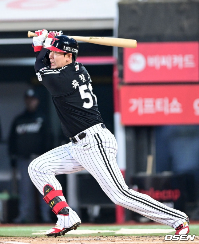LG 홍창기가 3일 수원 KT전 2회초 2사 1, 3루에서 1타점 내야 안타를 날리고 있다.