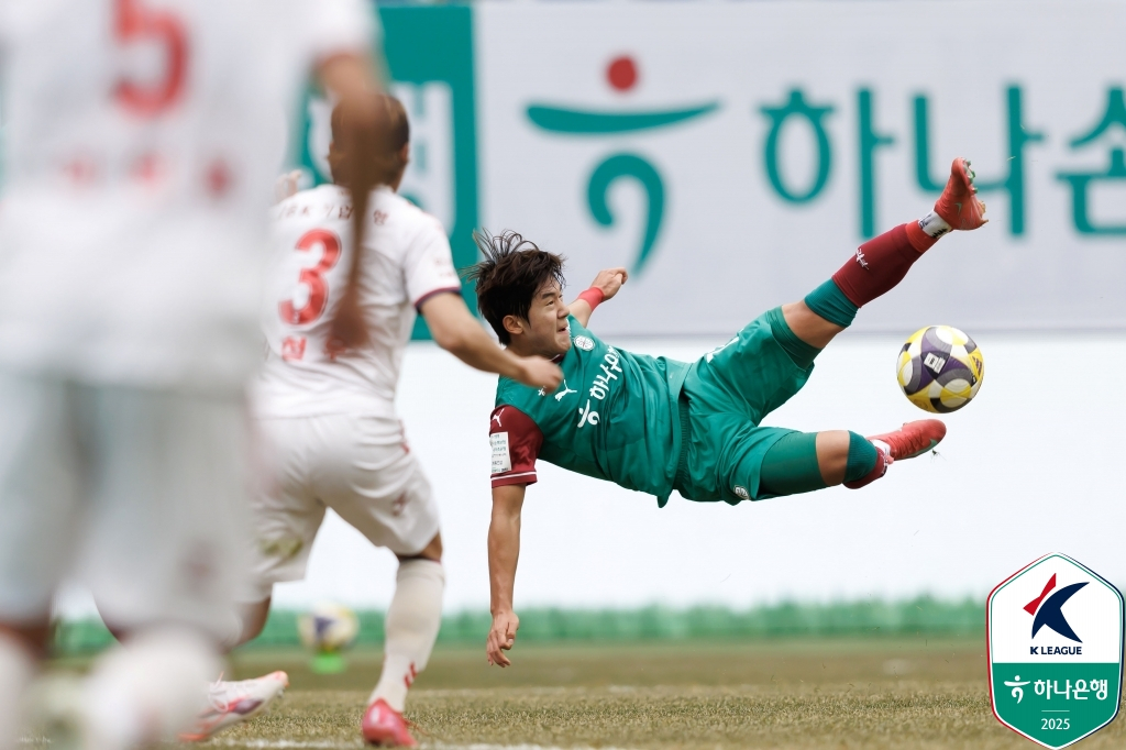 윤도영(오른쪽)이 바이시클킥을 시도하고 있다. /사진=한국프로축구연맹 제공