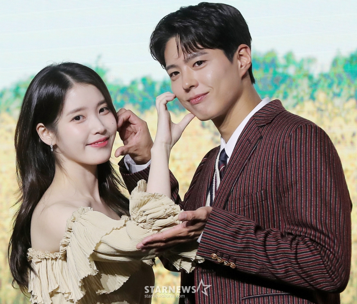 배우 이지은(아이유), 박보검이 5일 오전 서울 영등포구 여의도동 콘래드 서울에서 진행된 넷플릭스 시리즈 '폭싹 속았수다' 제작발표회에 참석해 포즈를 취하고 있다. '폭싹 속았수다'는 제주에서 태어난 '요망진 반항아' 애순이(아이유 분)와 '팔불출 무쇠' 관식이(박보검 분)의 모험 가득한 일생을 사계절로 풀어낸 넷플릭스 시리즈다. 오는 7일 공개. 2025.03.05 /사진=김창현 chmt@