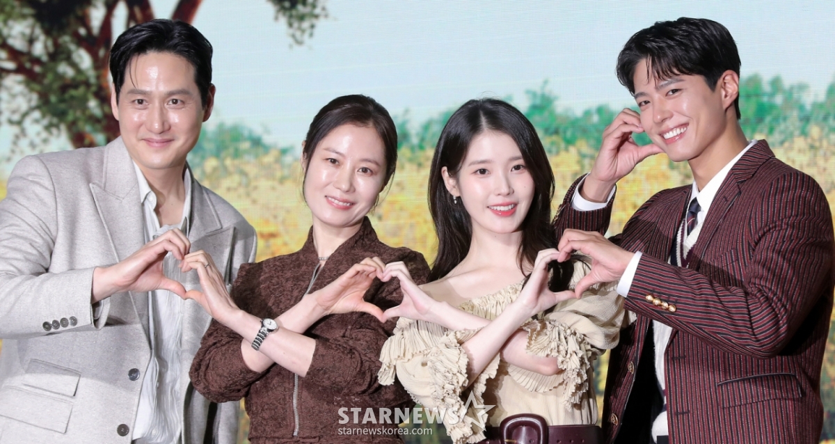 배우 박해준, 문소리, 이지은, 박보검이 5일 오전 서울 영등포구 여의도동 콘래드 서울에서 진행된 넷플릭스 시리즈 '폭싹 속았수다' 제작발표회에 참석해 포즈를 취하고 있다. '폭싹 속았수다'는 제주에서 태어난 '요망진 반항아' 애순이(아이유 분)와 '팔불출 무쇠' 관식이(박보검 분)의 모험 가득한 일생을 사계절로 풀어낸 넷플릭스 시리즈다. 오는 7일 공개. 2025.03.05 /사진=김창현 chmt@