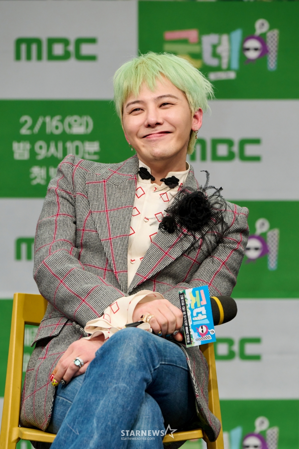 가수 지드래곤이 13일 오후 온라인으로 진행된 MBC 예능 '굿데이' 제작발표회에 참석해 미소를 짓고 있다.  '굿데이'는 지드래곤이 직접 프로듀싱에 나서며 다양한 분야의 인물들과 함께 올해의 노래를 완성하는 음악 프로젝트 리얼리티 예능이다. 오는 16일 첫 방송. / 사진제공=MBC /사진=김창현 chmt@
