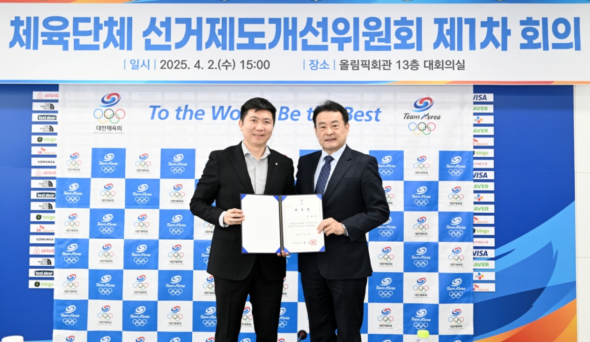 유승민(왼쪽) 대한체육회장과 김대년 선거제도개선위원회 위원장. /사진=대한체육회 제공