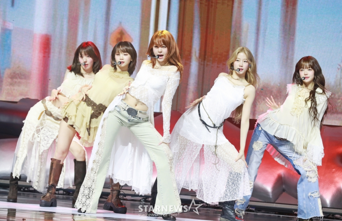 걸그룹 르세라핌(LE SSERAFIM)이 14일 오전 서울 광진구 예스24라이브홀에서 진행된 미니 5집 ‘HOT’ 발매기념 쇼케이스에서 신곡을 선보이고 있다. 이번 앨범은 팝 장르의 타이틀곡 ‘HOT’을 비롯해 ‘Born Fire’, ‘Come Over’, ‘Ash’, ‘So Cynical(Badum)’등 총 5곡이 수록됐다. /2025.03.14 /사진=이동훈 기자 photoguy@