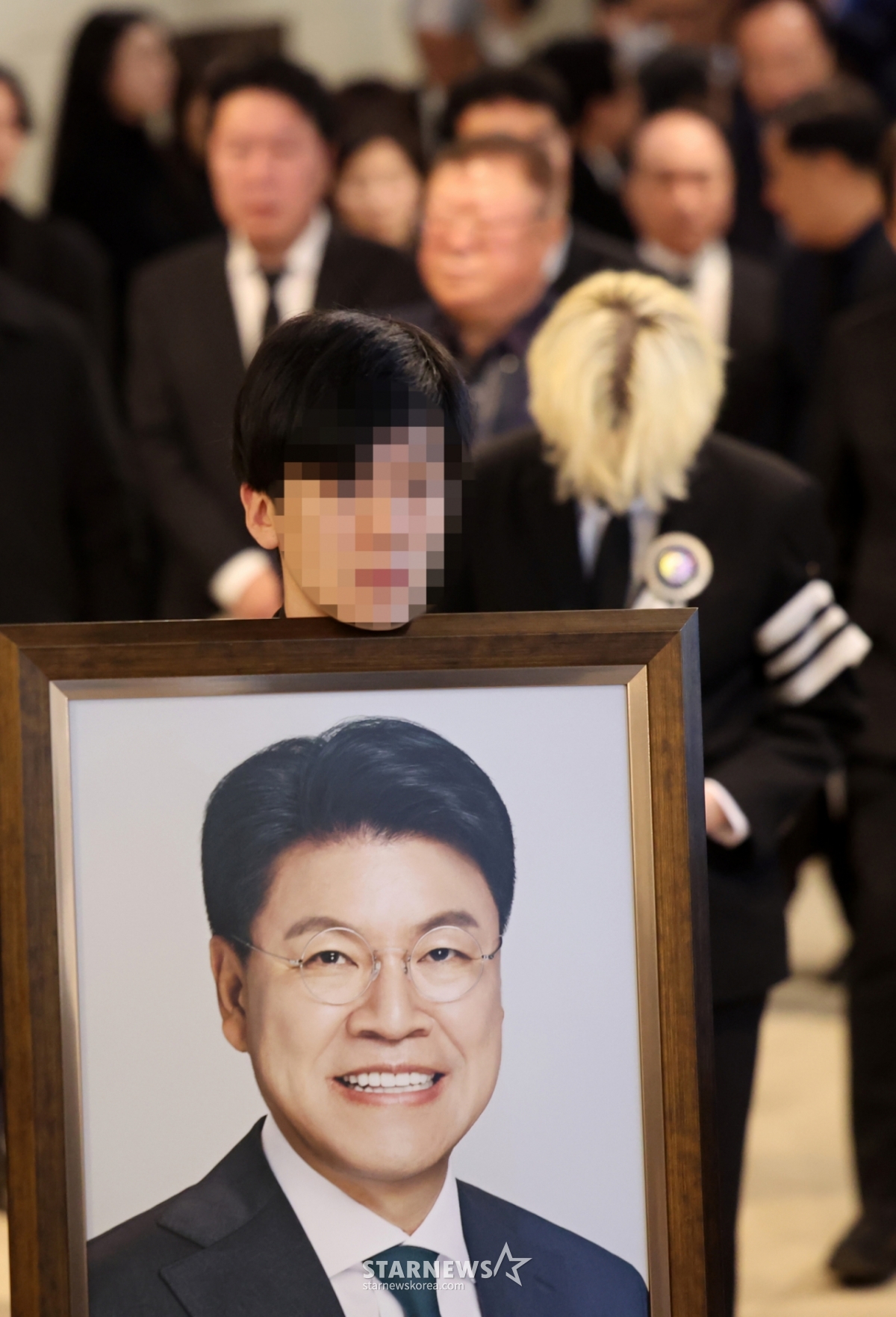 [부산=뉴시스] 하경민 기자 = 4일 부산 해운대구 해운대백병원 장례식장에서 고(故) 장제원 전 국회의원의 발인식이 진행되고 있다. 2025.04.04. yulnetphoto@newsis.com /사진=하경민