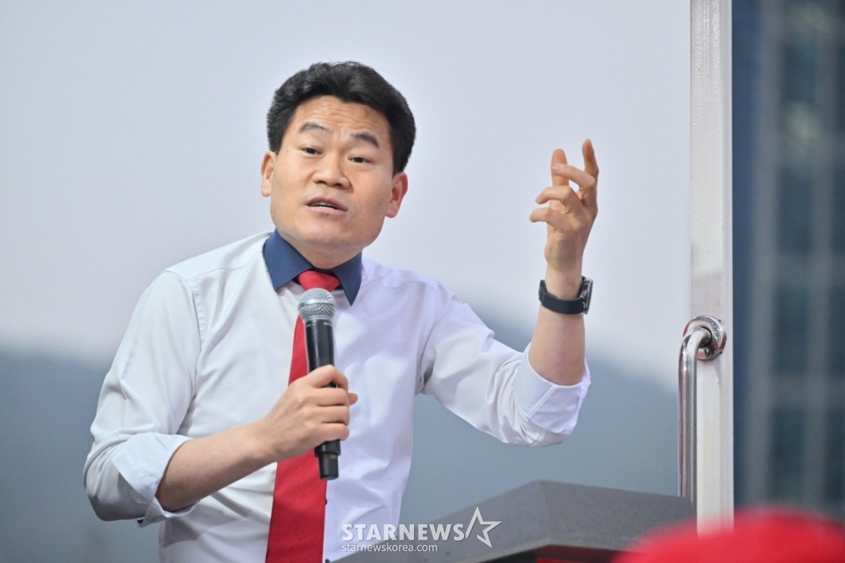 [거제=뉴시스] 신정철 기자= 전한길 강사가 27일 경남 거제시 고현매립지에서 열린 국민의힘 박환기 거제시장 후보 집중유세에서 지지 발언을 하고 있다. 2025.03.27. sin@newsis.com /사진=신정철