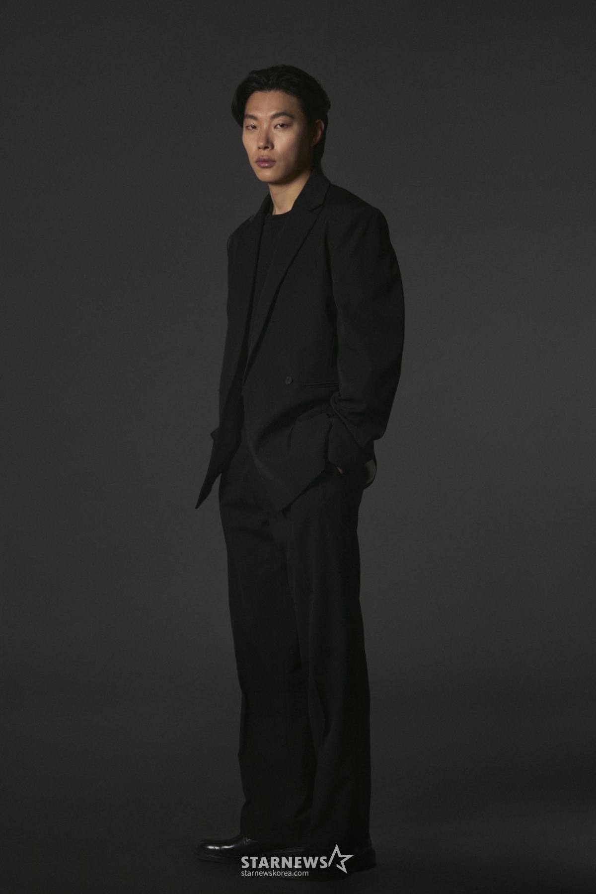 연상호 감독의 신작 영화 넷플릭스 '계시록'의 배우 류준열이 26일 진행된 인터뷰를 위해 포즈를 취하고 있다. /사진제공=넷플릭스 2025.03.26 /사진=김휘선 hwijpg@